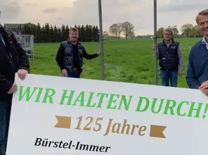 Das Motto &bdquo;Wir halten durch&ldquo; gilt auch im dritten Jahr der Corona-Pandemie:  Holger Hohnholt (von links), Bj&ouml;rn Welling, Heiko Alfs und Carsten Wichmann vom Sch&uuml;tzenverein B&uuml;rstel-Immer  hatten im Mai 2021 ermutigende Schilder aufgeh&auml;ngt.