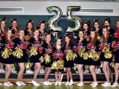 Die Cheerleader &bdquo;Blue Lights&ldquo; der Feuerwehr Jaderberg pr&auml;sentieren sich in der Sporthalle anl&auml;sslich ihres 25-j&auml;hrigen Bestehens in neuen Uniformen.