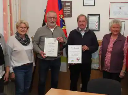 Feierliche Ernennung von Heinrich P&ouml;rschke (3.v.l.) zum &bdquo;Eerenboas&ldquo; des Seelter Buundes durch die Vorstandsmitglieder Margret G&ouml;ken (von links), Elisabeth Sibum, Stephan Dannebaum, Margot Tamling und Karl-Peter Schramm.