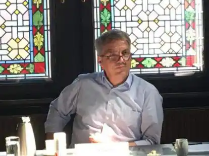 H&auml;lt von nun an Audienzen: OB J&uuml;rgen Krogmann, der sein Amtszimmer in den Sitzungssaal  des Alten Rathauses verlegen lie&szlig;. Bild: