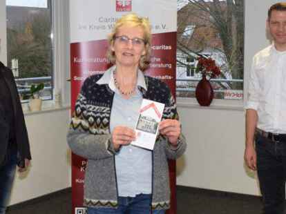 Christine Sassen-Schreiber ist ab sofort die Ansprechpartnerin f&uuml;r Seniorinnen und Senioren in der Wesermarsch. Volker Blohm vom Gesundheitsamt (links) und Ralf Bunten vom Caritasverband im Kreis Wesermarsch (rechts) erhoffen sich eine langfristig stabile Struktur des Seniorenst&uuml;tzpunktes.