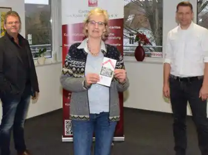 Christine Sassen-Schreiber ist ab sofort die Ansprechpartnerin f&uuml;r Seniorinnen und Senioren in der Wesermarsch. Volker Blohm vom Gesundheitsamt (links) und Ralf Bunten vom Caritasverband im Kreis Wesermarsch (rechts) erhoffen sich eine langfristig stabile Struktur des Seniorenst&uuml;tzpunktes.