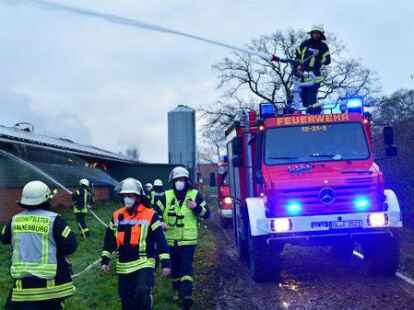 Die FFP2-Maskenpflicht wird auch w&auml;hrend des Feuerwehreinsatzes eingehalten, wie am 13. Dezember bei einem Gro&szlig;brand in Immer.