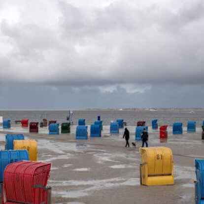 Dunkle Wolken ziehen &uuml;ber die Strandk&ouml;rbe am Strand von Ne&szlig;mersiel. Das Dezember-Gesch&auml;ft lief f&uuml;r Gastronomen und Hotelliers nicht wie erhofft.
