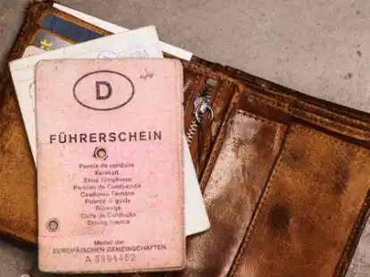Ein rosa F&uuml;hrerschein liegt auf einer Geldb&ouml;rse. Bis 2033 m&uuml;ssen Millionen von F&uuml;hrerscheinen in einen EU-F&uuml;hrerschein umgetauscht werden. Bislang war die Nachfrage in Emden niedrig. Seit Montag gibt es einen Run.