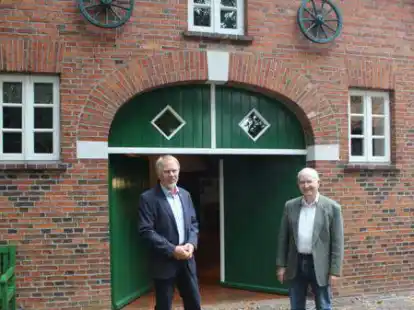 Vor 25 Jahren fing alles an: Richard Eckhoff, Vorsitzender des Tr&auml;gervereins des Heinrich-Kunst-Haus (l.) und Gr&uuml;nder Dr. Dieter Thierfeld vor dem Eingang der Begegnungsst&auml;tte in Ofenerfeld.