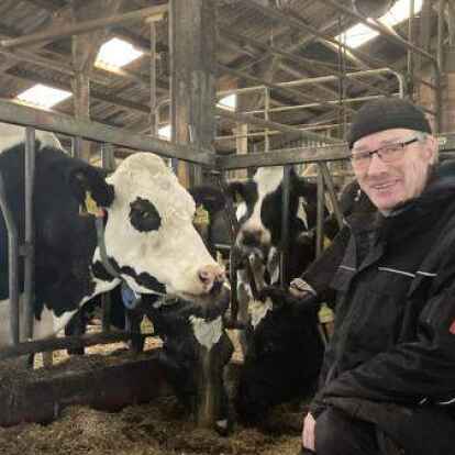 Landwirt Ulf Lange aus Collstede mit seinen Milchk&uuml;hen.