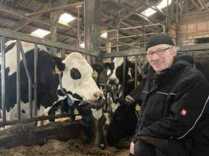 Landwirt Ulf Lange aus Collstede mit seinen Milchk&uuml;hen.
