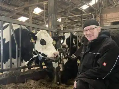 Landwirt Ulf Lange aus Collstede mit seinen Milchk&uuml;hen.