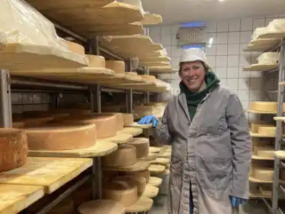 Franziska Grieger im K&auml;selager an der August-Hinrichs-Stra&szlig;e in Neuenburg.