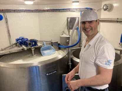 Martin May beim K&auml;sen in seiner mobilen K&auml;serei May.