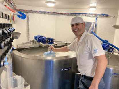 Martin May beim K&auml;sen in seiner mobilen K&auml;serei May.