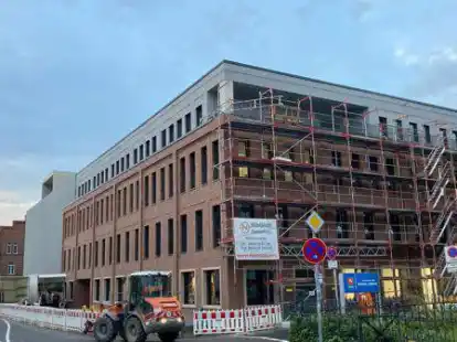 Der Bau des Hubschrauberlandeplatzes auf dem Dach des Krankenhaus sowie der Abriss der Wagenremise f&uuml;r den Neubau des &Auml;rztezentrums und des Parkhauses stie&szlig; bei den Nachbarn auf Widerstand.