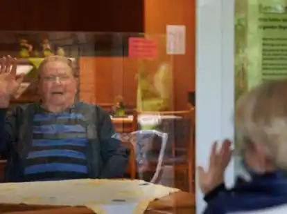 Alte und Vorerkrankte sch&uuml;tzen: Daf&uuml;r nahmen die meisten Menschen in der Corona-Pandemie weitreichende Einschr&auml;nkungen in Kauf - anders als in fr&uuml;heren Pandemien.