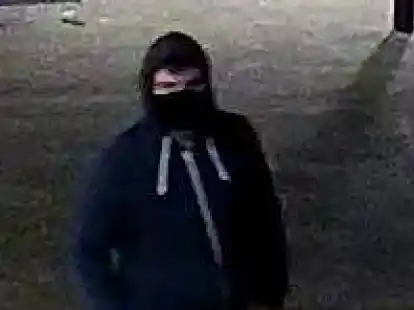 Weiter gesucht: Dieser Mann hat im November ein Pedelec in Edewecht in Brand gesteckt.