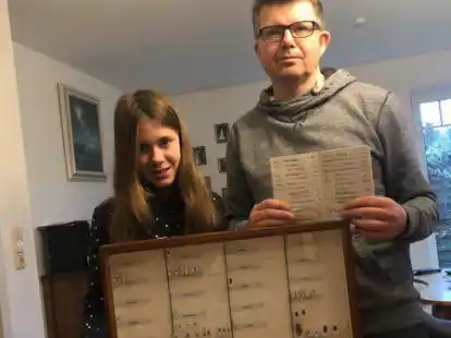 Pr&auml;sentieren ihre eigens angefertigte K&auml;fersammlung: Julia und Michael Raupach