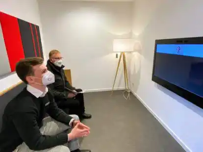 LzO-Mitarbeiter Philip Dienst und B&uuml;rgermeister Guido Heinisch (von links) testen den Video-Beratungsservice &bdquo;Amelie&ldquo; in Kirchhatten.