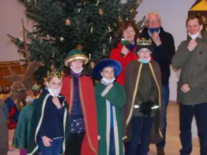 Bereit, den Segen Gottes zu &uuml;berbringen: Die Sternsingergruppe &bdquo;Familie Frilling&ldquo; zusammen mit Begleiterin und Bulli-Fahrer kurz vor dem Aufbruch in den Bereich Specken, Portsloge. (v.l.) Richard (6), Elektra (9), Gabriel (8), Tristan (11), Elisabeth Gauseforth, Alfons Lohaus und Jan-Bernd Frilling.