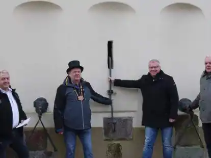 Werner Magnus,  Hugo Ihnken (P&uuml;ttmeister im dritten Jahr), Brauhaus-Betriebsleiter Christian Schmidt und Gerd Bargen als designierter P&uuml;ttmeister vor der Kamp&uuml;tt, f&uuml;r die die Lange Leitung die Patenschaft &uuml;bernimmt.