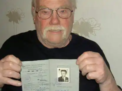 Zeigt seinen alten F&uuml;hrerschein: Dieter Brackhahn aus Aschenstedt