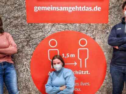 &bdquo;Abstand sch&uuml;tzt&ldquo;. Derartige Schilder sind mittlerweile &uuml;berall zu sehen. Die Jugendlichen Jette Lehnert (von links nach rechts), Larissa Priebe und Ben Rothe nehmen Stellung zu den Ma&szlig;nahmen.