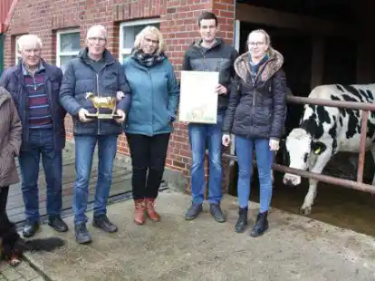 Ein Hof, drei Generationen: Heiko und Ursel Schilling, Marlis und Hans-Gerd Schilling mit ihren Kindern Janko und Tomke. Sie alle freuen sich &uuml;ber die &bdquo;Goldene Olga