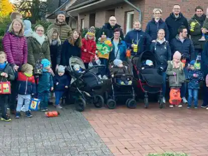In Varrelbusch hatten Eltern der Mutter-Kind-Gruppe einen Laternenumzug organisiert.