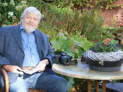 Kamera und Block bleiben ab jetzt Zuhause: Wilhelm Hellmann aus Scharrel hat mehr als 50 Jahre lang als freier Mitarbeiter f&uuml;r die Nordwest-Zeitung gearbeitet.