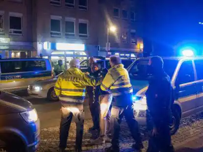 Polizeieinsatz in Rastede: Zwischen Demonstranten und Beamten gab es am vergangenen Montag immer wieder Handgemenge. Zwei Polizisten wurden leicht verletzt.