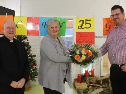 Blumen zum Jubil&auml;um (v.l.): Pfarrer Paul Horst, Gunda Hinrichs und Florian B&ouml;ckmann.