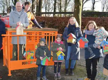 Freuten sich &uuml;ber die gelungene Aktion der St.-Marien-Kita (von links): Bauamtsleiter Armin N&ouml;h, B&uuml;rgermeister Neidhard Varnhorn, Bauhof-Mitarbeiter Christian Niem&ouml;ller, Lennart Carmichael, Emma Knoll, Kita-Leiterin Ramona Johannsen sowie Christine Knoll (mit Lotta) und Barbara Carmichael-Eilers (beide F&ouml;rderverein).