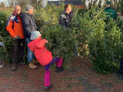 Gute Laune herrschte bei der Tannenbaumsammelaktion der FDP Gro&szlig;enkneten.