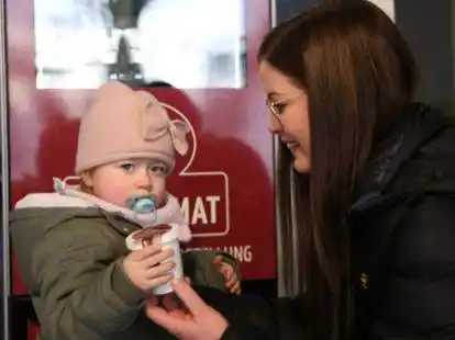 Das &bdquo;Gelato&ldquo; in den neuen Eis-Automaten in der Braker Fu&szlig;g&auml;ngerzone ist begehrt. Auch die kleine Aleyna lie&szlig; es sich mit ihrer Mutter Jana schon schmecken.