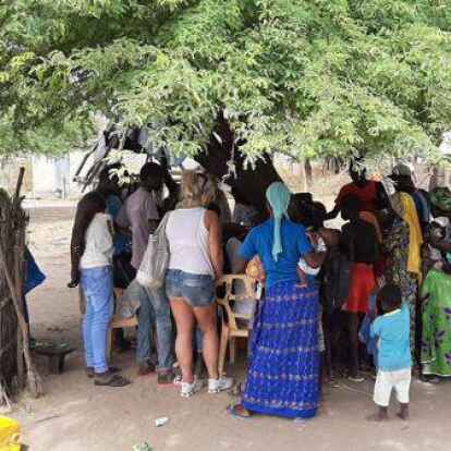 Mitten in Afrika: Auf dem Dorfplatz werden die mitgebrachten Spenden aus dem Ammerland verteilt.