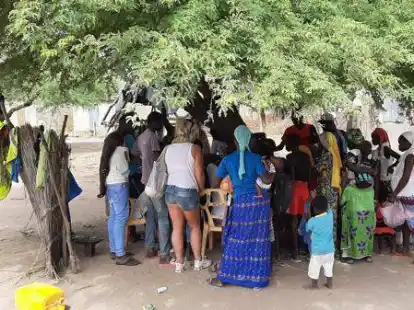 Mitten in Afrika: Auf dem Dorfplatz werden die mitgebrachten Spenden aus dem Ammerland verteilt.