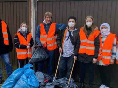 Nachhaltigkeit ganz praktisch kennengelernt: Werkp&auml;dagoge Sascha Akkermann (links au&szlig;en) und Sozialp&auml;dagoge Holger Werner-Kruse (3. von links) mit den Lupo-Teilnehmer nach der M&uuml;llsammelaktion in Kirchhatten.