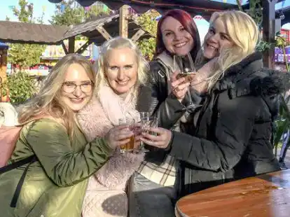 Viel Spa&szlig; hatten (von links) Julia, Frauke, Yvonne und Rebecca aus Esens auf der LaOla in Zetel.
