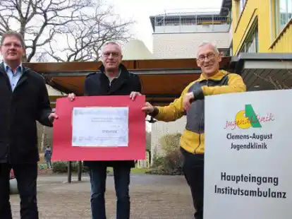 Gesch&auml;ftsf&uuml;hrer Johannes Grelle (von links), Pflegedirektor G&uuml;nter Schwarte und Chefarzt Dr. Andreas Romberg freuen sich &uuml;ber eine 5000-Euro-Spende von Imperial Logistics International.