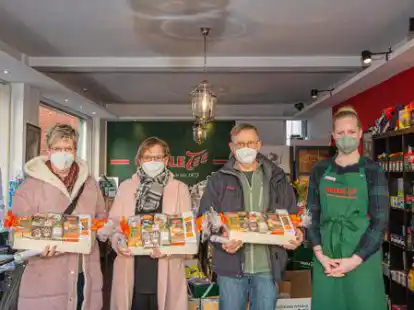 Freude hinter den Masken (von links): Lennart Thiele, die Preistr&auml;ger Ines Redenius, Annegret Janssen-Olthoff und J&uuml;rgen Berngruber, Eni L&uuml;bben (Thiele Tee) und EZ-Redakteur Axel Milkert.