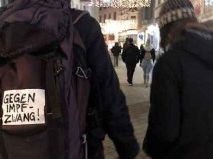 Die Gegner der Corona-Schutzma&szlig;nahmen wollen eine Impfpflicht verhindern. Sie wollen sich jedoch auch nicht an rechtsstaatliche Regeln halten.