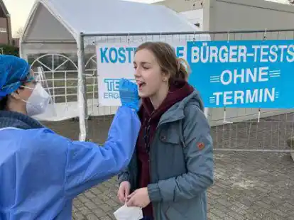Beim neuen Testzentrum neben der NWZ-Redaktion am alten Hafen in Friesoythe f&uuml;hrt Melda Aktas (links) bei Katharina Konen einen Corona-Schnelltest durch: Die Betreiber wollen am Samstag auch in B&ouml;sel einen Drive-through er&ouml;ffnen.