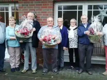 Ehrung f&uuml;r verdiente Helfer: Der Vorsitzende des Ortsvereins S&uuml;dmoslesfehn, Engelbert von der P&uuml;tten (von links), mit Ingrid und Gottfried Holters, Edo und Irmgard Onnen, Lisa Behrens und Bernhard Emmler und dem 2. Vorsitzenden aller Moslesfehner Vereine, Dieter Hanemann.