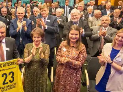 Bekennender Fan der EWE Baskets: Landrat Bensberg wurde im Kreishaus verabschiedet.