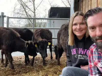 Julia M&uuml;ller mit ihrem Schwager, The BossHoss-Frontmann Alec V&ouml;lkel, vor ihren neuen Wagyu-Rindern