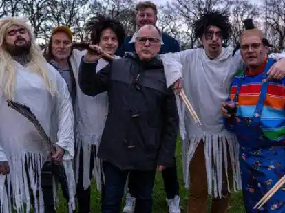 Die Metalband mit (von links) Paddy, Wilfried Tesch, Alex, Udo Tesch, Wilke Zierden (hinten), David Friedrich und Gustav Sch&auml;fer