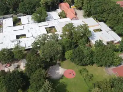 Alina Meyer hat auch mit Drohnenaufnahmen gearbeitet &ndash; hier ein Bild von der Schule Borchersweg, das zeigt, wie sich das Schulgeb&auml;ude in Tweelb&auml;ke immer weiter ausgebreitet hat.