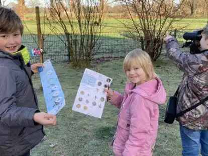 W&auml;hrend Christoph (rechts) durch das Fernglas V&ouml;gel beobachtet, notieren Rieke und Henry die gesichteten Vogelarten.