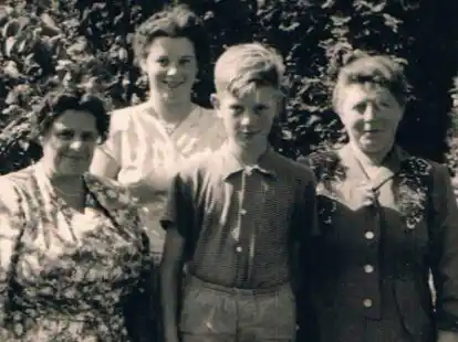 Anna Bahlmann (rechts) versteckte die J&uuml;din Frau Pollack und ihr Kind vor der Ermordung durch die Nazis. In den 50er Jahren gab es ein Widersehen. Zu sehen sind auf dem Bild die Kinder Herbert (Zweiter v.r.) und Hildegard M&ouml;ller (Zweite v.l.).