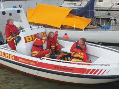 Einsatz f&uuml;r die &bdquo;Willi Rosenboom&ldquo; am Hafen Wangersiel. Das RIB ist mit 150 PS f&uuml;r rasche Hilfe auf dem Wasser ausger&uuml;stet. Ein maximaler Zugewinn gegen&uuml;ber den 15 PS des ersten Rettungsbootes von 1971. Von links: Stephanie Schipper, Karsten Mewes, Jantje Redenius, Janek Behrens, Yasmin Hartmann und Jonah Pabst. Liegend im Boot: &bdquo;Bufdi&ldquo; Luca Esch.