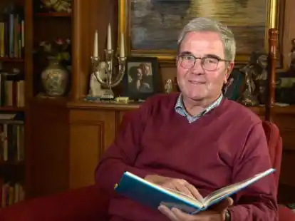 R&uuml;ckblick auf Hintes Anf&auml;nge: Dieter Harberts mit dem Buch zum 1000-J&auml;hrigen des Dorfes.